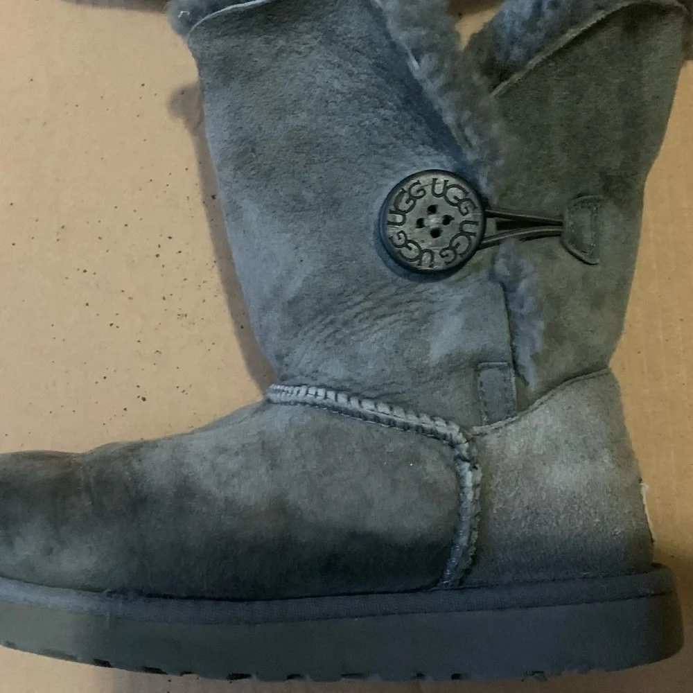 Grey Uggs​